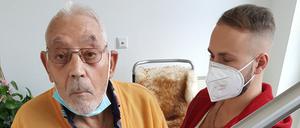 Orazio Giamblanco (links) macht mit Physiotherapeut Tim Lange im November 2020 gymnastische Übungen – in Corona-Zeiten an einer Geländerstange im Treppenhaus. 
