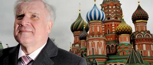 Der bayerische Ministerpräsident Horst Seehofer (CSU) steht im April 2011 auf dem Roten Platz in Moskau vor der St. Basilius Kirche.