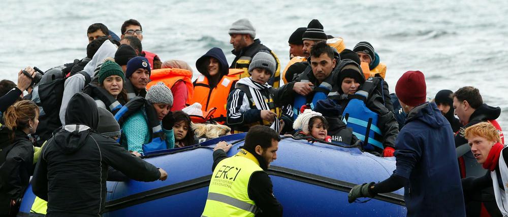 Eltern, kleine Kinder - aber viele ältere Minderjährige kommen ohne Begleitung Erwachsener in Europa (hier Ende Januar auf Lesbos) an.