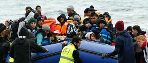 Eltern, kleine Kinder - aber viele ältere Minderjährige kommen ohne Begleitung Erwachsener in Europa (hier Ende Januar auf Lesbos) an.