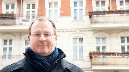 Bekannt im Kiez. Jens-Holger Kirchner (56) war schon in den 1980ern in Initiativen in Prenzlauer Berg aktiv. Er ist gelernter Tischler und Erzieher. Gleich nach der Wende wurde er in die Bezirksverordntenversammlung gewählt, 2006 übernahm er für die Grünen das Amt des Ordnungsstadtrats. Seit 2011 verantwortet er die Abteilung Stadtentwicklung. 