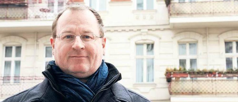 Bekannt im Kiez. Jens-Holger Kirchner (56) war schon in den 1980ern in Initiativen in Prenzlauer Berg aktiv. Er ist gelernter Tischler und Erzieher. Gleich nach der Wende wurde er in die Bezirksverordntenversammlung gewählt, 2006 übernahm er für die Grünen das Amt des Ordnungsstadtrats. Seit 2011 verantwortet er die Abteilung Stadtentwicklung.