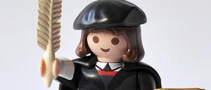 Martin Luther bleibt mit Abstand die meistverkaufte Playmobil-Einzelfigur. Ingesamt sei der kleine Reformator bereits 400.000 Mal verkauft worden, heißt es. 