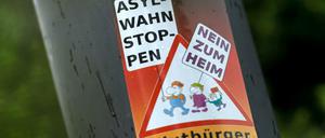 Ein Aufkleber «Asyl-Wahn Stoppen - Nein zum Heim - Wutbürger». In Chemnitz, Grimma und Leipzig haben Unbekannte Asylunterkünfte angegriffen. Die Ermittler suchen nach Zeugen. 