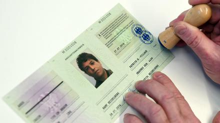 Der sogenannte "Ankunftsnachweis" ist aus Papier und keine moderne Chipkarte wie der Personalausweis. Die Angaben darauf sind aber fast die gleichen. Zusätzlich werden in den Ausweisen der Eltern noch mitreisende Kinder vermerkt.