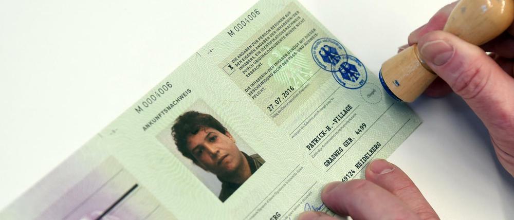 Der sogenannte "Ankunftsnachweis" ist aus Papier und keine moderne Chipkarte wie der Personalausweis. Die Angaben darauf sind aber fast die gleichen. Zusätzlich werden in den Ausweisen der Eltern noch mitreisende Kinder vermerkt.