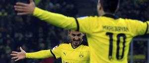 Dortmunds Torschützen Ilkay Gündogan and Henrikh Mkhitaryan unter sich.