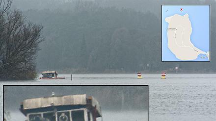 Dieses Foto von Leser B. zeigt das Wrack, das seit Sommer 2015 vor der Insel Schwanenwerder dümpelt. Der Eigentümer hat es bisher nicht entfernen lassen, laut WSA geht bislang keine Gefahr von dem Wrack aus