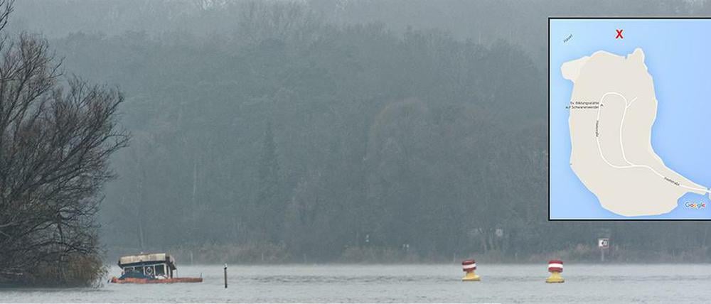Dieses Foto von Leser B. zeigt das Wrack, das seit Sommer 2015 vor der Insel Schwanenwerder dümpelt. Der Eigentümer hat es bisher nicht entfernen lassen, laut WSA geht bislang keine Gefahr von dem Wrack aus