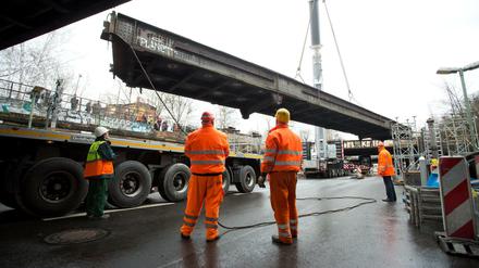 Da schwebt sie dahin. Die Yorckbrücke Nr. 15 wird saniert und soll Ende des Jahres wieder eingesetzt werden.