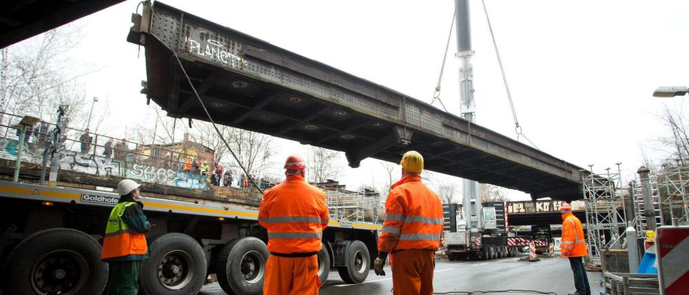 Da schwebt sie dahin. Die Yorckbrücke Nr. 15 wird saniert und soll Ende des Jahres wieder eingesetzt werden.