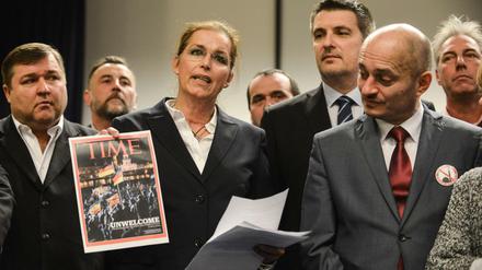 Tatjana Festerling präsentiert in Roztoky den Titel des neuen "Time"-Magazins, das sich der Anti-Islam-Bewegung aus Dresden widmet 