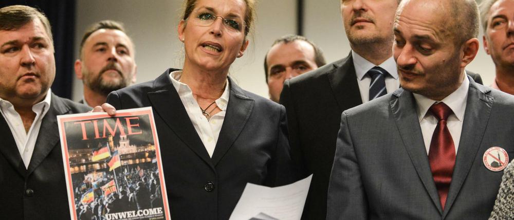 Tatjana Festerling präsentiert in Roztoky den Titel des neuen "Time"-Magazins, das sich der Anti-Islam-Bewegung aus Dresden widmet