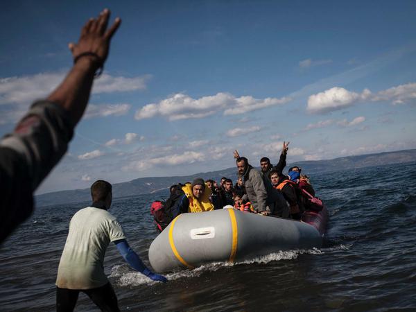 Die Insel Lesbos. Eine Etappe einer oft weiten Reise, die Flüchtende auch nach Berlin führt.