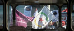 Gegenseitiges Misstrauen: Demonstranten stehen mit Fahnen der kurdischen Partei in Syrien (PYD) auf einer Protestkundgebung gegen den Besuch des türkischen Ministerpräsidenten vor dem Bundeskanzleramt in Berlin. 