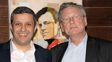 Raed Saleh (links) und Peter Brandt vor einem Portrait des jungen Willy Brandt.