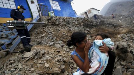 Ein Gesundheitsarbeiter dampft ein Haus in Peru ein um die Bewohner gegen den Zika Virus zu schützen, der von einer Mücke übertragen wird.