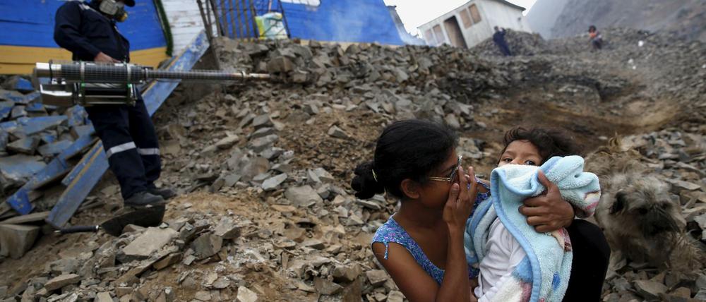 Ein Gesundheitsarbeiter dampft ein Haus in Peru ein um die Bewohner gegen den Zika Virus zu schützen, der von einer Mücke übertragen wird.