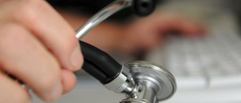 Warten auf einen Termin? Nach vier Wochen Wartezeit darf man sich künftig im Krankenhaus behandeln lassen, auch wenn man kein Notfall ist.