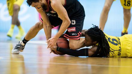 Gegen Würzburg warf sich Berlins Neuzugang Robert Lowery (r.) noch vergeblich nach dem Ball, beim MBC war er dann Topscorer.