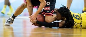 Gegen Würzburg warf sich Berlins Neuzugang Robert Lowery (r.) noch vergeblich nach dem Ball, beim MBC war er dann Topscorer.