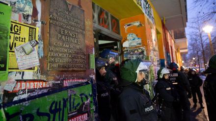 Polizisten stehen Mitte Januar vor dem Haus in der Rigaer Straße 94. Heute beschäftigt sich der Innenausschuss mit dem Polizeieinsatz. 