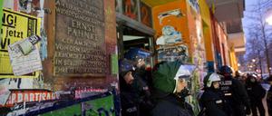 Polizisten stehen Mitte Januar vor dem Haus in der Rigaer Straße 94. Heute beschäftigt sich der Innenausschuss mit dem Polizeieinsatz. 