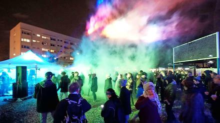 Kunstnebel an der Kurfürstenstraße. Die Technoparty am frühen Abend, als es nach einem müden Start am Nachmittag doch noch recht voll wurde. 