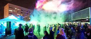 Kunstnebel an der Kurfürstenstraße. Die Technoparty am frühen Abend, als es nach einem müden Start am Nachmittag doch noch recht voll wurde. 