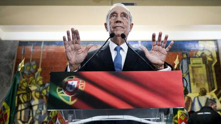 Marcelo Rebelo de Sousa sonnt sich nach seinem Sieg.