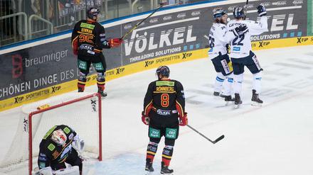 Hier jubelt Barry Tallackson zum ersten Mal - bei einem Treffer sollte es der US-Stürmer in Diensten der Eisbären bei der DEG nicht belassen.