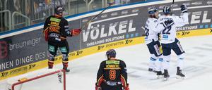 Hier jubelt Barry Tallackson zum ersten Mal - bei einem Treffer sollte es der US-Stürmer in Diensten der Eisbären bei der DEG nicht belassen.