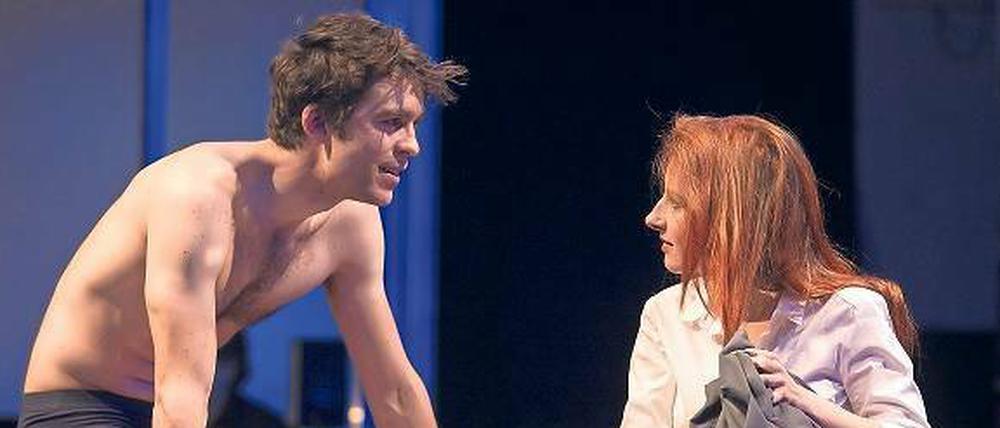 Begegnung am Beckenrand. Frank (Robert Elibay-Hartog) und Leyla (Marielou Jacquard).