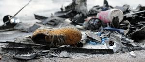 Fahrzeugteile liegen in der Tauentzienstraße in Berlin nach einem illegalen Autorennen. 