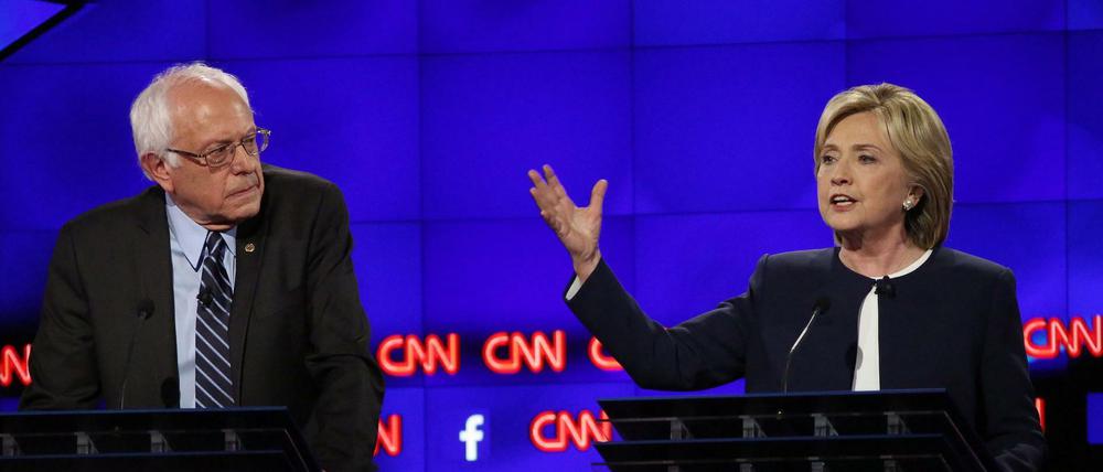 Bernie Sanders und Hillary Clinton bei einer Debatte im vergangenen Oktober.
