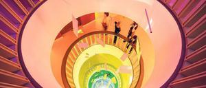 Bunt wie die Welt. Die Beleuchtung des Gebäudes am Gendarmenmarkt wurde von Studierenden der Beuth-Hochschule konzipiert. Mittels Folien wird hier verschiedenfarbiges Licht in andere Ebenen gelenkt – über Mauern hinweg, wie die Gedanken der Salonbesucher.