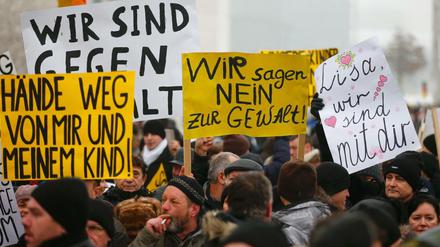 Gegen Gewalt. Diese Demonstranten protestieren gegen "Ausländergewalt". Angestachelt wurden sie vom Fall der angeblichen Vergewaltigung einer 13-Jährigen.