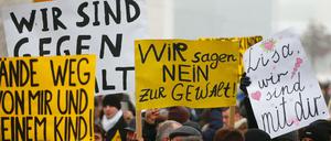 Gegen Gewalt. Diese Demonstranten protestieren gegen "Ausländergewalt". Angestachelt wurden sie vom Fall der angeblichen Vergewaltigung einer 13-Jährigen.