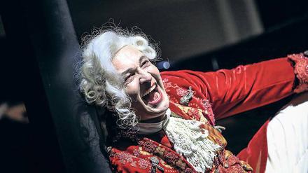 Ich lach mich tot! Stephan Rügamer als Mozart. 