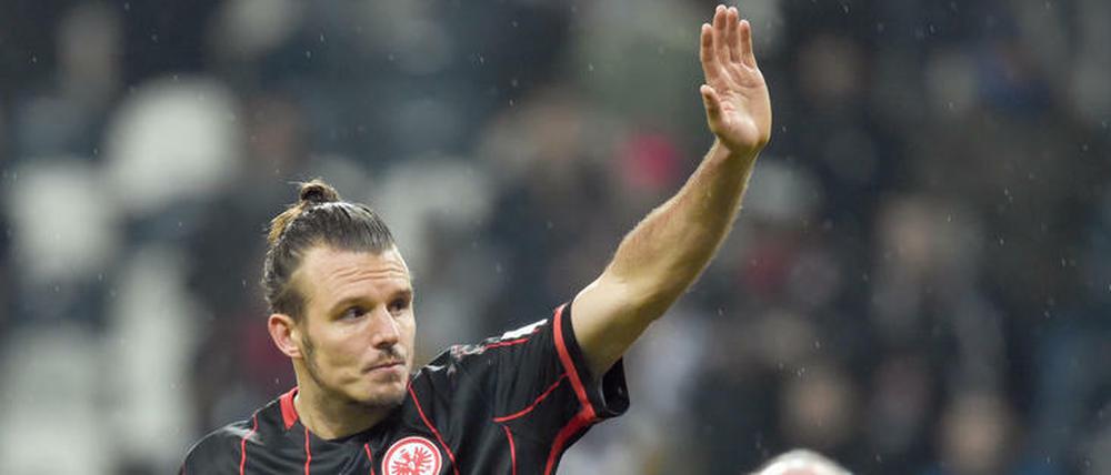 Alexander Meier trifft dreimal und bleibt danach ganz cool.