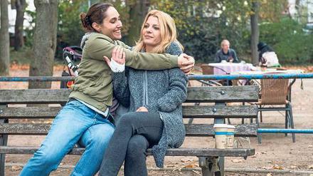 Zu nah. Elena (Chara Giannatou, links) und Tessa (Jördis Triebel).