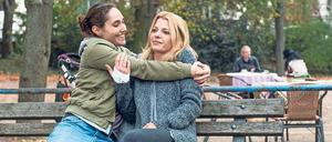 Zu nah. Elena (Chara Giannatou, links) und Tessa (Jördis Triebel).