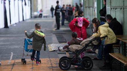 Kinder spielen in einem Hangar im ehemaligen Flughafen Tempelhof in Berlin. Mehrere ehemalige Flugzeug-Hangars dienten bereits im vergangenen Dezember als Notunterkunft für mehr als 2000 Flüchtlinge, davon gut ein Drittel Kinder.
