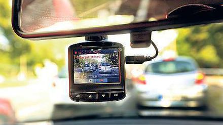 Helfer oder Spion? Vor Gericht können Dashcams zur Aufklärung von Unfällen beitragen, doch Datenschützer kritisieren das Sammeln von Daten im öffentlichen Raum.