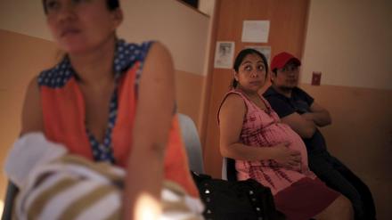 Schwangere Frauen warten in San Salvador auf das Ergebnis ihres Testes. 