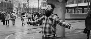 Experiment auf dem Alex: Wer umarmt einen syrischen Flüchtling? 