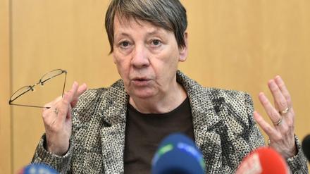 Bundesumweltministerin Barbara Hendricks äußert sich im Kraftwerk Schwarze Pumpe in Spremberg (Brandenburg) nach ihrem Besuch im Lausitzer Braunkohlerevier. 