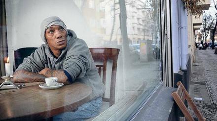 Tricky, bekannt geworden als loses Mitglied der Band „Massive Attack“, in einem Café in seiner neuen Heimat Neukölln.