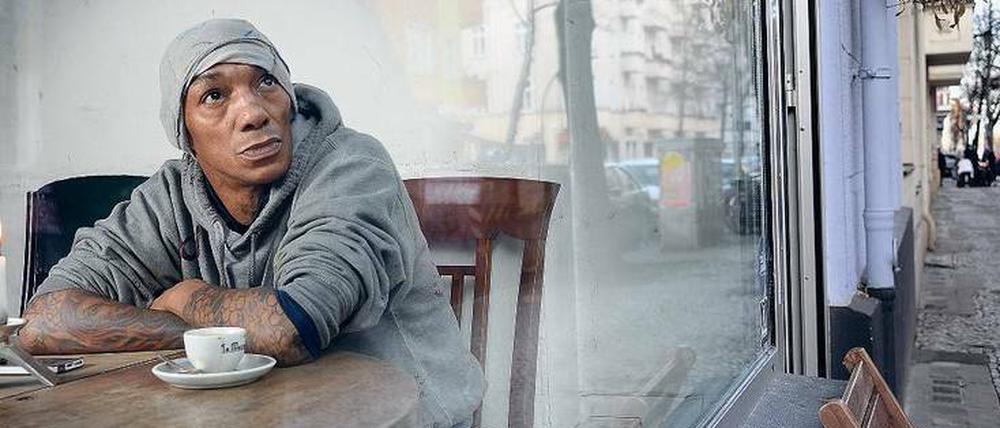 Tricky, bekannt geworden als loses Mitglied der Band „Massive Attack“, in einem Café in seiner neuen Heimat Neukölln.