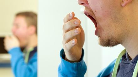 Erschöpfung, nachlassende Motivation, schlechtere Leistungen im Job - Phänomene, die sich einstellen, wenn Pausen im Job nicht regelmäßig eingehalten werden.